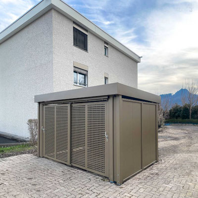 Fotobeispiel-Nr. BOS18   BOSTON 2-Rad Einhausung mit 2flg. gegenläufiger Schiebetür-Anlage, Füllung Quadratlochung, Rück- u. Seitenwände mit KOMPAKT-Tafel Stahl-Flachblech. Komplette Ausführung in Sonderfarbe n. Kundenwunsch