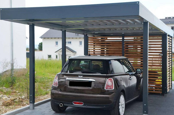 Beispiel-Nr. ST-2    Einzelcarport mit kleiner Gerätekammer untergebaut, Offene Holzlattung Rhombusprofil sowie Aufsatzrahmen für Dachbegrünung.