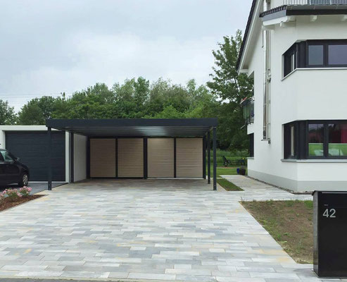 Beispiel-Nr. ST-19   Doppelcarport mit Lichtplatte im Dach. Rückwand hier in blickhemmender Lattung vorvergraut grant