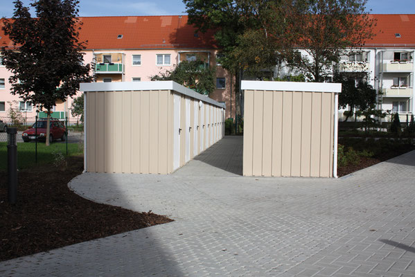 Fotobeispiel-Nr. Si24  2-Rad- und Gerätehäuschen  in Reihe an einer Wohnanlage. Schön zu sehen die Fallrohre der Entwässerung