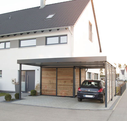 Beispiel-Nr. ST-3  Carport mit kleiner Gerätekammer, Wände Offene Holzlattung, Stahlpfosten und Attika Farbgebung RAL 7016 anthrazit