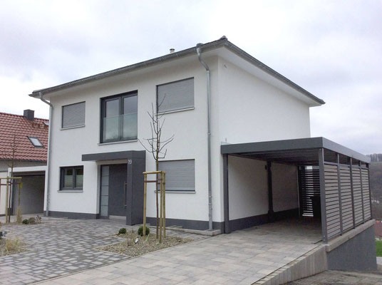 Beispiel-Nr. STC-6    Stahl-Carport  mit Rück- und Seitenwänden Holzlattung Rhombusprofil an einer Stadtvilla