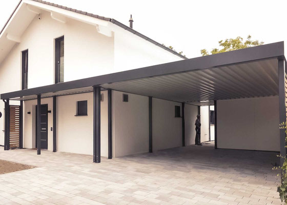 Beispiel-Nr. STDP5   Stahl-Design-Doppelcarport mit Dekorputz-Gerätekammer.  Plus angebaute Haustür-Überdachung, Unterdach als Extra.