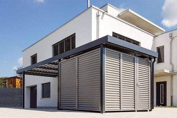 Beispiel-Nr. ST-14 Schickes Einzelcarport mit hintergebauter Gerätekammer. Wände Stahlwellprofil RAL nach Wahl lackiert.