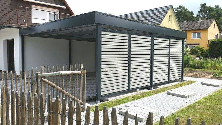 Fotobeispiel ALU6 - Sog. Offene Alu Rhombuslattung bei dieser Carportanlage, Farbgebung lichtgrau