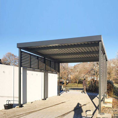 Fotobeispiel ALU4 - Die Offene Alu Rhombus Lattung anthrazit wurde bei diesem Hochcarport verbaut