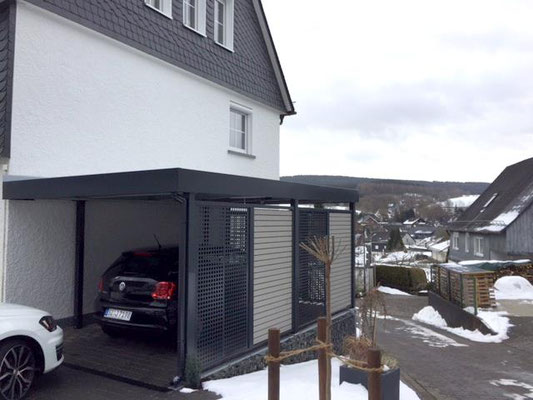 Beispiel-Nr. STC-11  Carport neben einem Wohnhaus. Extras plus Seitenwand rechts plus Rückwand. Quadratlochung mit Lattung kombiniert