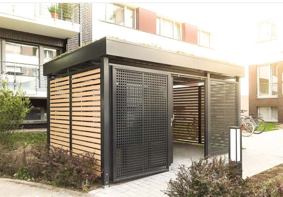 Fotobeispiel-Nr. Si06  Fahrrad-Haus mit Schiebetür in Qudratlochung, Wände offene Profil-Lattung. Zusätzlich Gründach-Aufsatz
