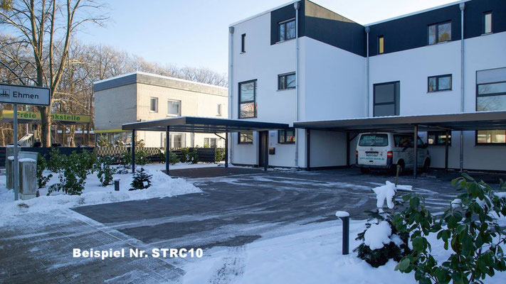 Beispiel Nr. STRC11   Perfekter Unterstand besonders in der kalten Jahreszeit. Flachdach-Reihencarports an einer Wohnanlage. 