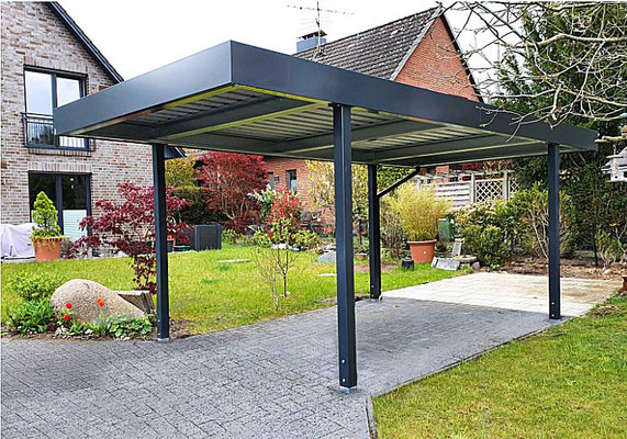 Beispiel-Nr. STC-30   Offenes Standard-Carport, vorn und hinten eingerückte Pfosten, Farbe Attika und Stützen hier RAL 7016