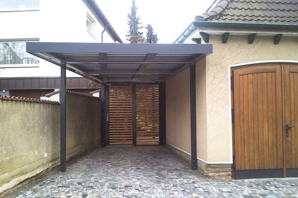 Beispiel-Nr. STC-17  Stahlcarport mit schrägem Grundriss. Vorn breit, hinten schmal. Sonderanfertigung hier auch mit Rückwand und Schiebetür