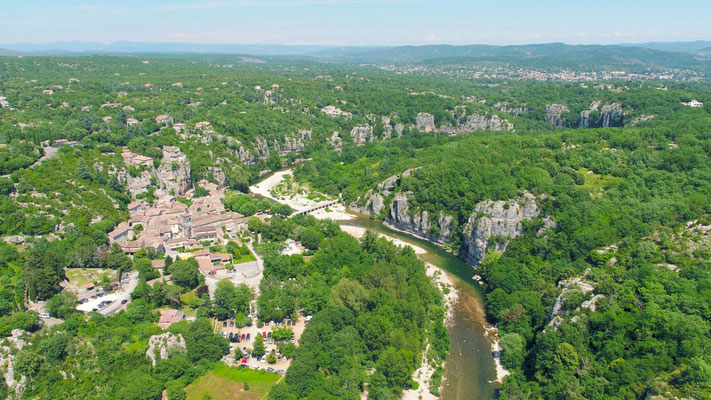 Vue aérienne de Labeaume en sud Ardèche