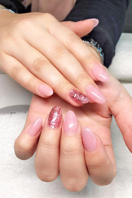 Spitz zulaufende Nägel in nude mit rose Glitter