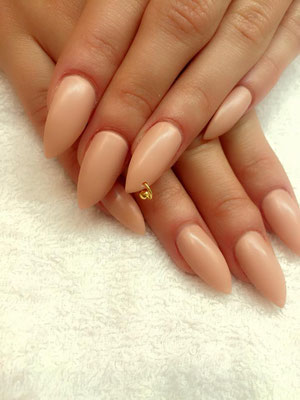 Stiletto Nails in nude mit Piercing in gold