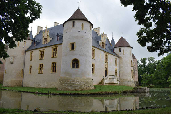 chateau-douves-ainay-le-vieil-Cher
