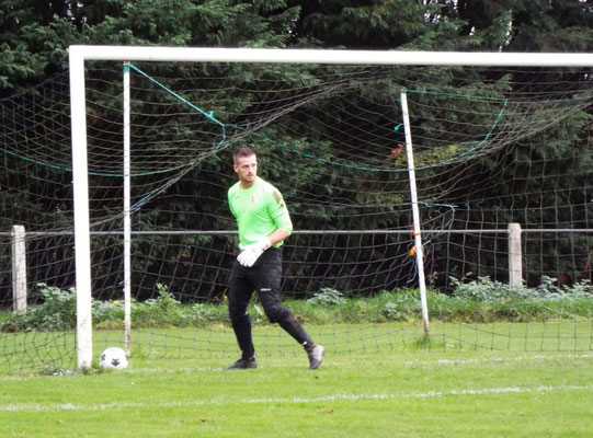 L'AS2A vient d'ouvrir le score, le gardien ramasse le ballon dans sa cage. 0 - 1