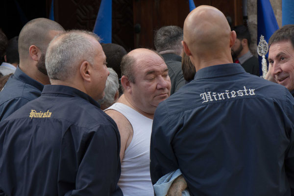 Sevilla - Semana Santa - die starken Kerle der Bruderschaft