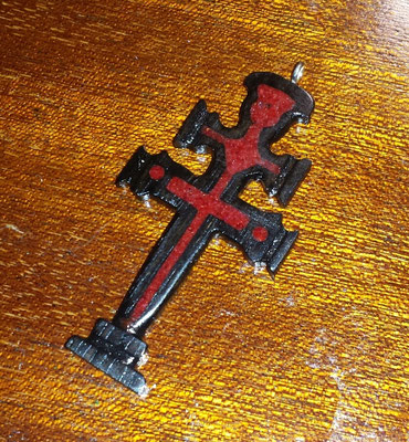 Cruz de Caravaca en ébano y coral rojo. 5 cm de màstil
