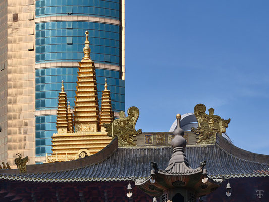 Jing'an temple -mitten in Shanghai