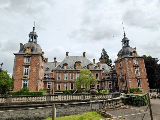 Ein Hotel in einem Schloss kurz vor Huy, gegenüber dem (mittlerweile abgeschlateten) Kernkraftwerk Tihange