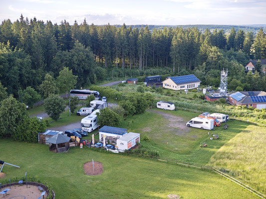Blick vom Aussichtsturm auf den Wohnmobilstellplatz Am weißer Stein