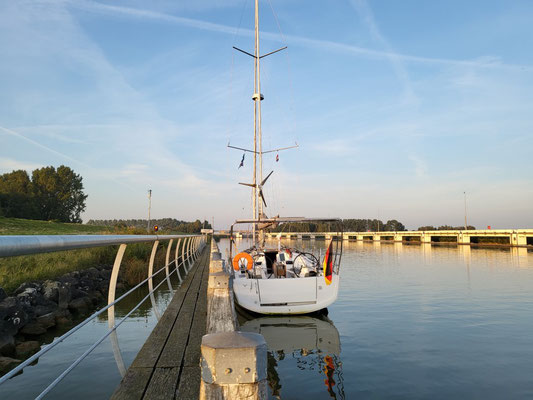 Idyllisches Warten vor der Princessmargrietsluis