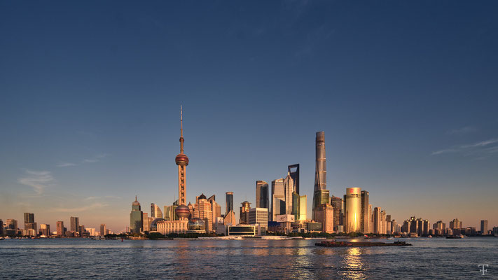 Sonnenuntergang in Pudong, Shanghai, mit dem oriental pearl tower