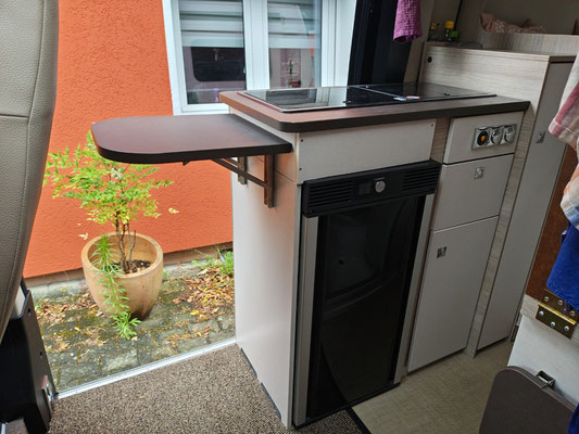Kühlschrank um die Ecke versetzt und seitlicher Klapptisch aufgeklappt