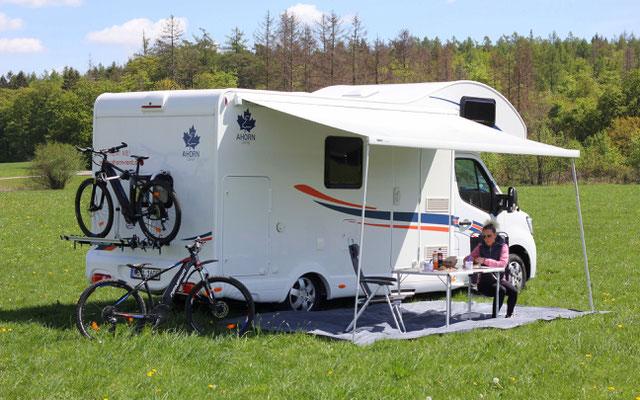 Alkoven Wohnmobil mit Fahrradträger 