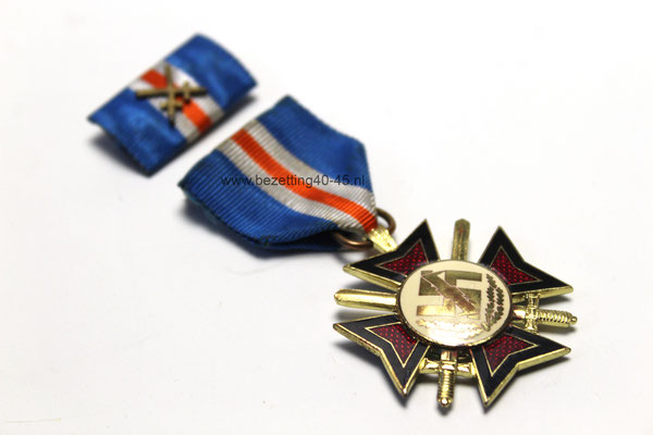 NSBNSB Medaille Mussertkruis / Oostlandkruis met baton in doosje.  - Dutch NSB Mussert Cross madel ribbon cased (Dutch Volunteer Legion).