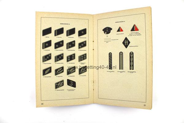 Distinctieven der Beweging'  is een originele periodieke interne uitgave medio 1941 wat bestemd was voor ieder lid waarin alle uniformen emblemen rangen en standen in kleur staan weergegeven.