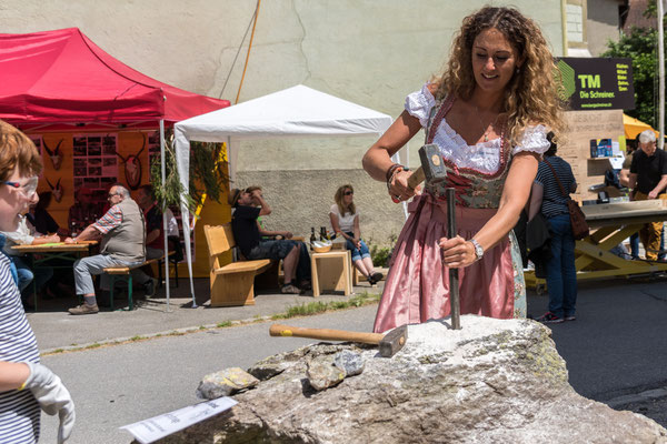 Zillis Dorffest: Wettbewerb Loch bohren wie einst von Hand