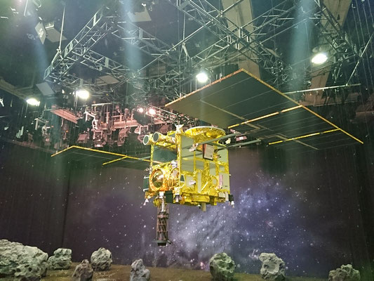 はやぶさ2 大型模型 有限会社アクセスの作品を紹介します 私達は博物館 科学館 企業pr施設 展示会 テーマパークなどで見掛ける 装置 模型 展示品 造形の 企画 設計 製作 施工 保守を 行っている会社です はやぶさ2模型 展示装置 振り子ウェーブ はやぶさ2 大型模型 有限会社アクセスの作品を紹介します 私達は博物館 科学館 企業pr施設 展示会 テーマパークなどで見掛ける 装置 模型 展示品 造形の 企画 設計 製作 施工 保守を 行っている会社です はやぶさ2模型 展示装置 振り子ウェーブ