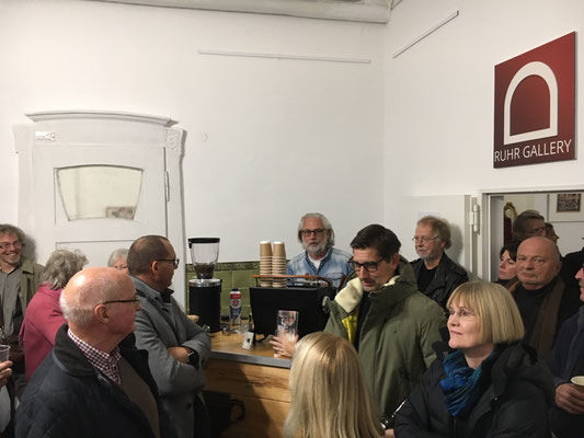 Viele Besucher in der Villa Schmitz-Scholl beim "KUNSTSACK 2019" im Rahmen der 6. Mülheimer Kunsttage 2019