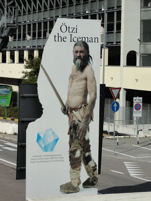 Bozen - Werbung für Ötzi-Ausstellung im Südtiroler Archäologiemuseum