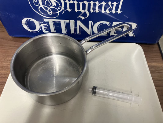 Zuckerlösung und Dosierspritze