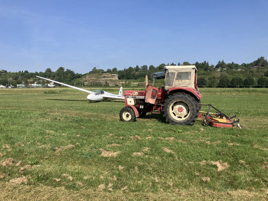 Flugfeld mähen mit dem Traktor
