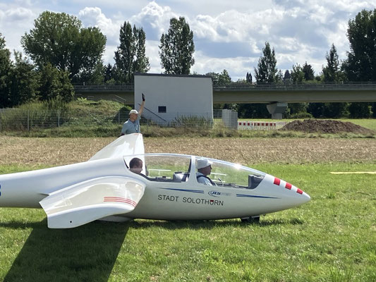 ASK 21 mit Pilot vorne und Passagier hinten
