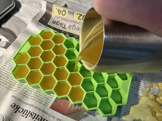 Wachs mit einer Silikonform in kleine Barren gießen.