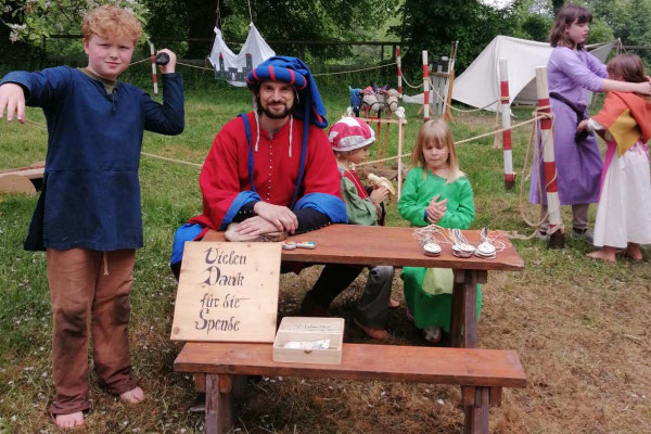 Stephan und seine Gehilfen bei der Preisverleihung für die Kinderarena. /Foto: Sonja