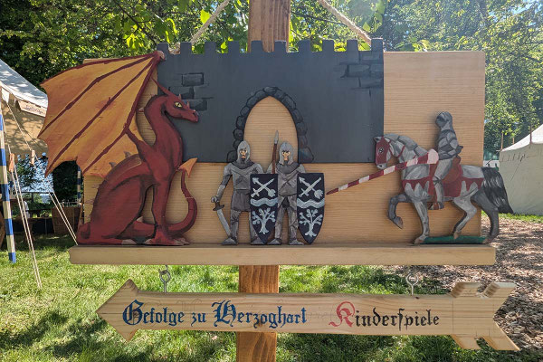 Unser neues Schild zeigt euch den Weg. Sucht und findet uns für Kinderspiele und Familienprogramm! /Foto: Julia