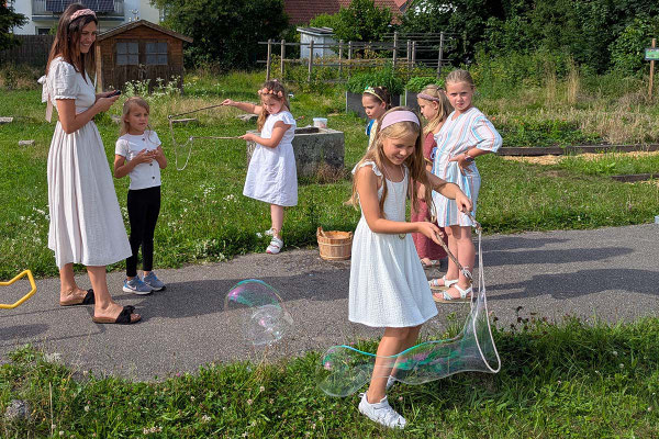 Riesen-Seifenblasen sind immer gerne gesehen! /Foto: Stephan