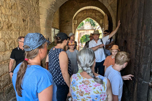 Unser Stadtführer zeigt uns die Geschichte von Rothenburg o.d. Tauber. /Foto: Julia