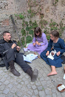 Rosmarie (Mitte) spielt mit einem Besucher (links) zusammen ein Lied auf der Flöte. /Foto: Sonja