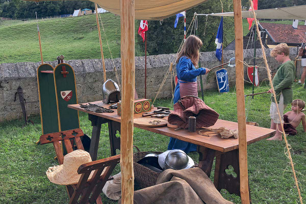 Valentin hat einen kleinen Stand aufgebaut, um Ausrüstung wieder instand zu setzen und aufzupolieren. /Foto: Adrian