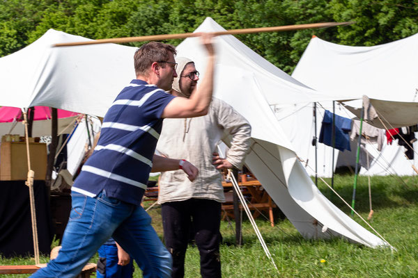 Es ist gar nicht so leicht, mit den Jagdspeeren auch das Ziel zu treffen. /Foto: Stephan