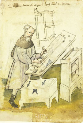 Um 1425: Ein Schreiner fertigt Möbel. Vor ihm eine Truhe und ein Schrank. Seine Werkbank hat Zapfenhalterungen. Quelle: Amb. 317.2° Folio 21 recto (Mendel I)