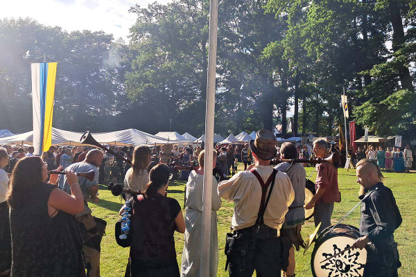 Der Markt in Teublitz wird eröffnet. /Foto: Adrian