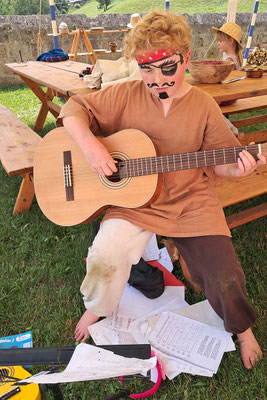 Sebastian sorgt im Lager für ein wenig musikalische Begleitung mit seiner Gitarre. /Foto: Sonja
