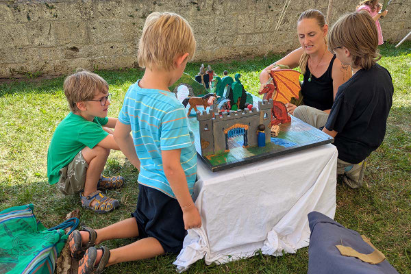 Unsere Neuauflage der "Reise durch die Grafschaft" erfreut sich großer Beliebtheit. Ein Rätselspiel für die ganze Familie! /Foto: Stephan